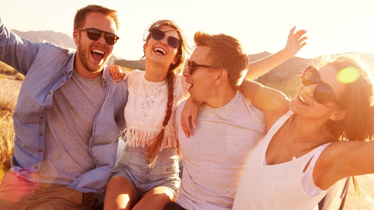 На фото не мы, но так выглядит наша мини компания (парни у нас - родные братья).