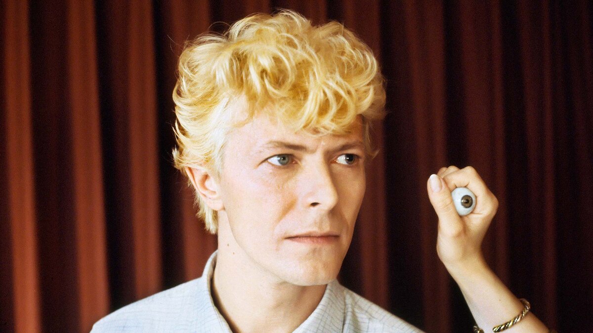 фото: https://bowie1983book.com/