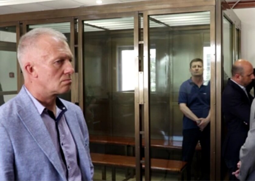 Дмитрий Довгий (слева) на суде 5 июля 2021г