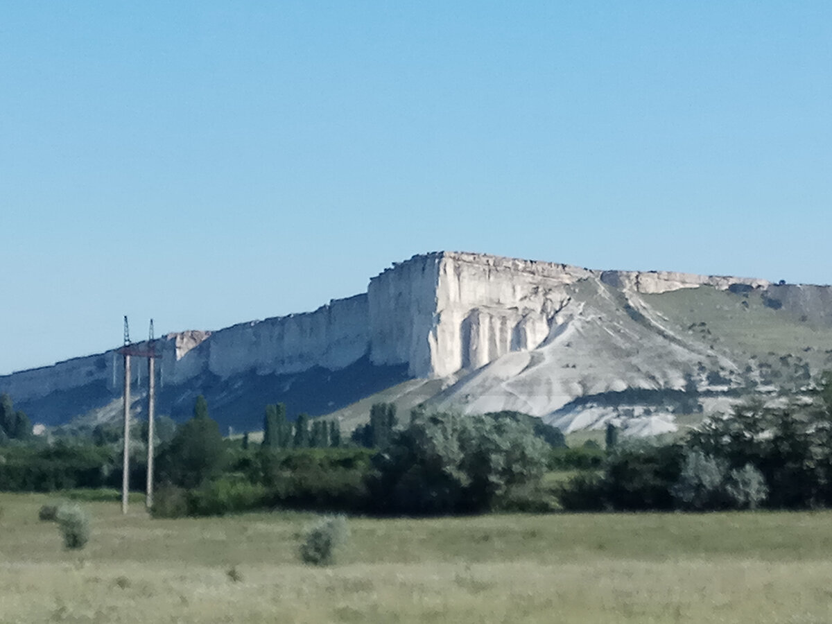 Белая скала в районе Белогорска.