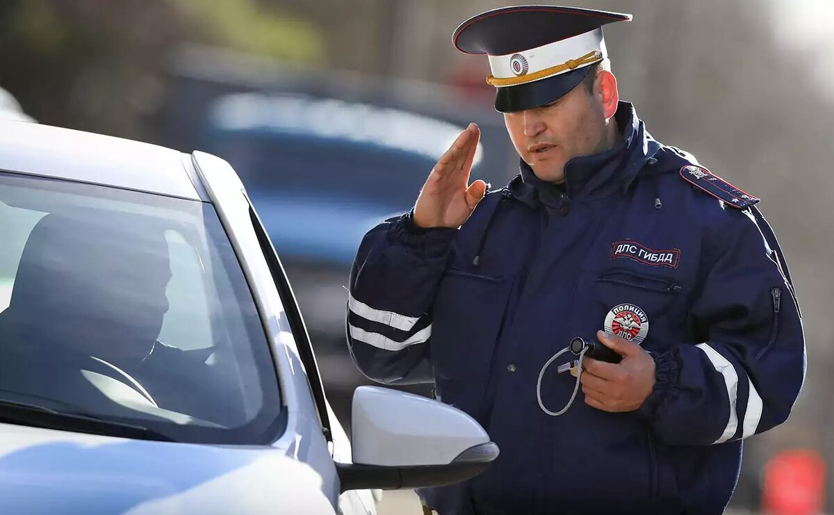 Российским автовладельцем скоро поднимут сумму штрафа за использование мобильного телефона при управлении транспортного средства в семь раз.