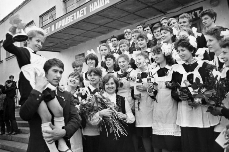 1 сентября всегда было торжественным днем. Ученики возвращались в школы после летних каникул и приходили на линейки в свежо выглаженной форме и с большими букетами.-10