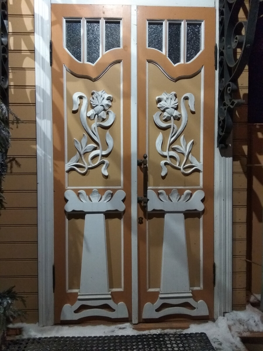 фото автора/Дом с лилиями. Эти двери воссозданы по образцу оригинальных