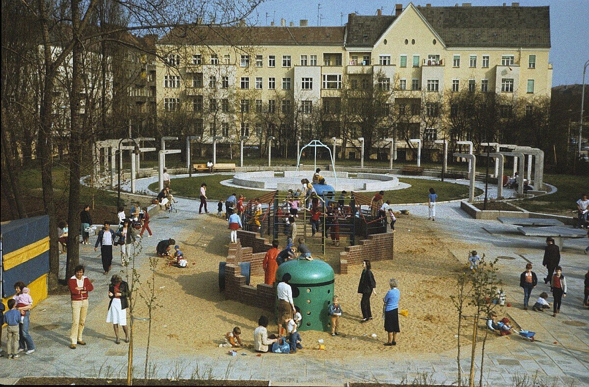 Детская площадка в Восточном Берлине, ГДР, 1985 год.