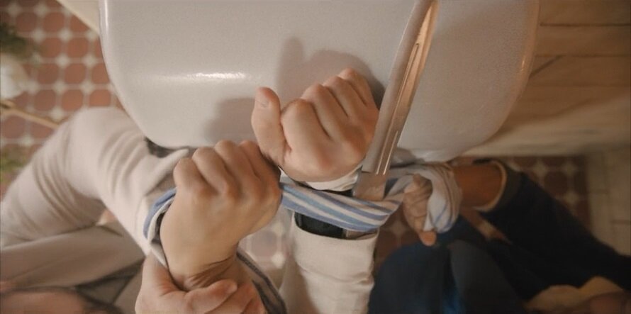 И использует это полотенце, чтобы связать киллеру руки в следующих сценах. На скриншотах выглядит топорненько, но в действии это обматывание выглядит более правдоподобно.