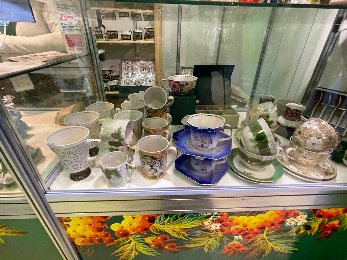 Увидела здесь Сысертский фарфор, о котором не раз писала