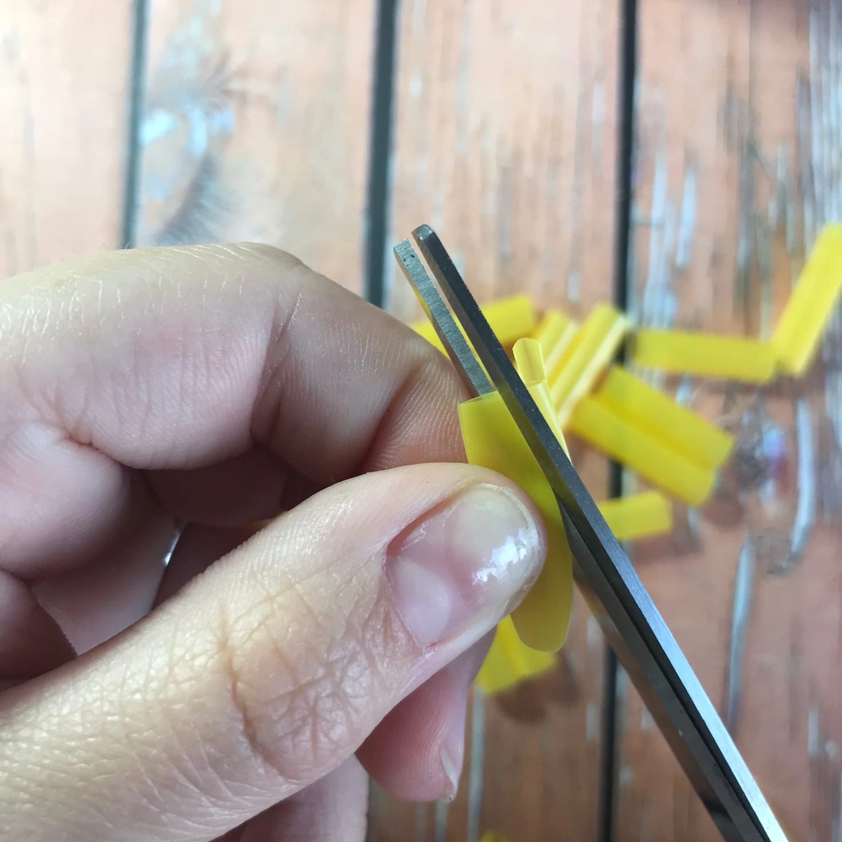 Сплющиваем и придаем форму лепестка