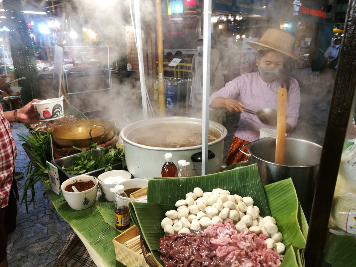 Отдел с супом из рисовой лапши и мяса на "Плавучем рынке" в Icon Siam.