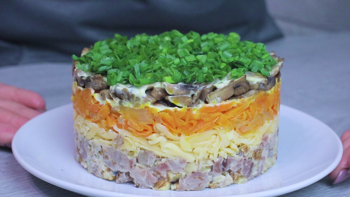 Слоеный салат с селедкой