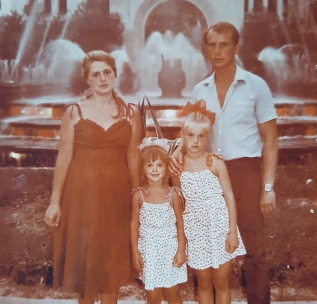 Маленькая Ира с родителями и сестрой.