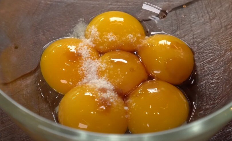                                  Ингредиенты:                                 Приготовление:  Берем 6 яиц и отделяем желтки от белков, затем белки отставляем в сторону, а в желтки добавляем соль,...-2-3