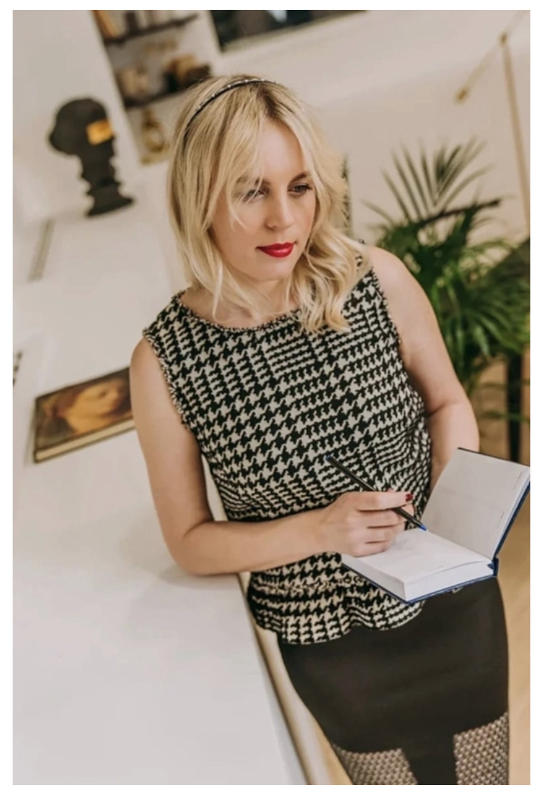 Практика «Сценарий жизни»

Вчера проводила личную консультацию для женщины, у которой вроде всё есть, но, в то же время, как будто бы что-то упущено. Вспомнив фильм «Последнее слово» и практику из книги Барбары Шер предложила сделать следующее - написать сценарий фильма про неё саму, рабочее название было «Жизнь Женщины за 40». Мы не относились к этой практике серьезно, просто решили написать историю об интересном человеке,  его судьбе и жизненному пути. Фантазировали на тему «А что если?», отвечали на вопросы: «Как пришли к этому?» и «Какие события и этапы к этому привели?». 

Результат, конечно 🔥
Вскрыли скрытые таланты, амбиции, желания, которые игнорировались долгие годы, идеи, которые импонируют и хочется воплотить в жизнь.

После данной практики заряд вдохновения и стратегического видения своего пути - гарантированы, попробуйте 