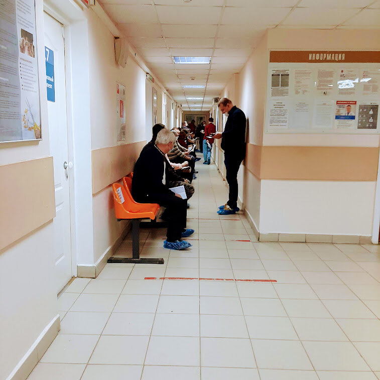 Митька где-то там в середине. Шел второй час ожидания, народ подрассосался.