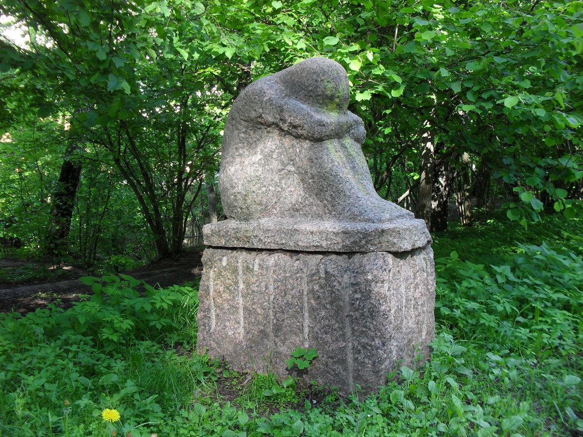 Скульптура "Печаль" в городском парке. Фото не мое. Взято из Яндекс.Картинок (находится в свободном доступе). Наиболее точно описывает всю ситуацию. 
