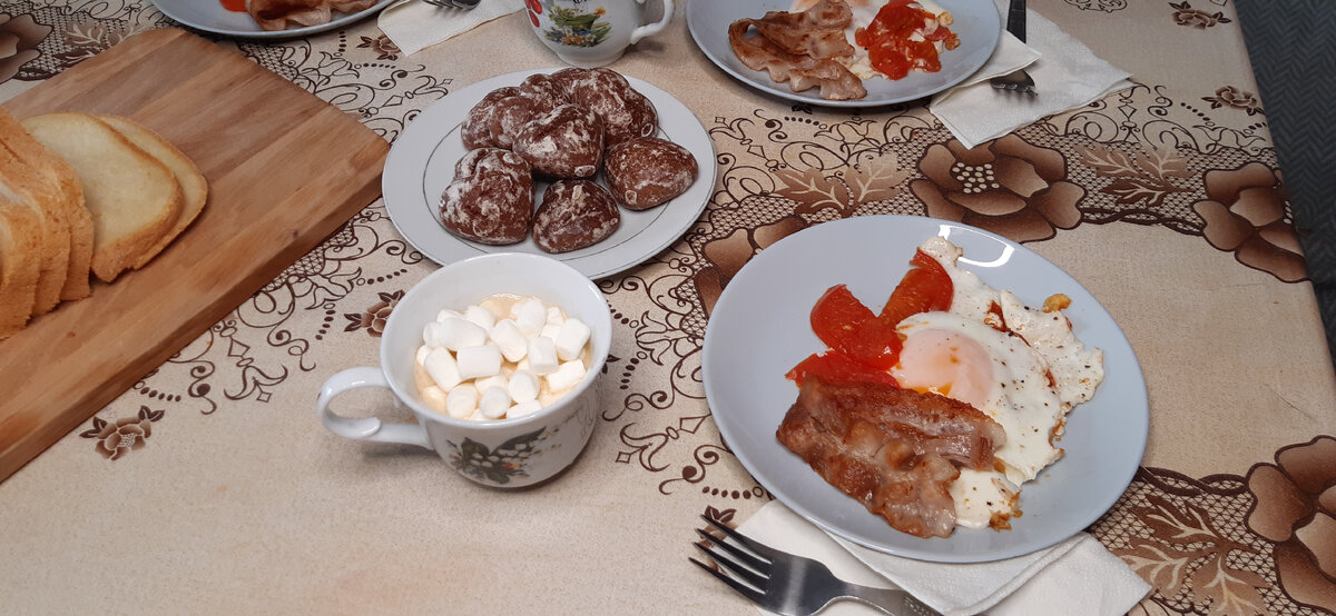 Горячий свежесваренный кофе - прекрасное дополнение к завтраку