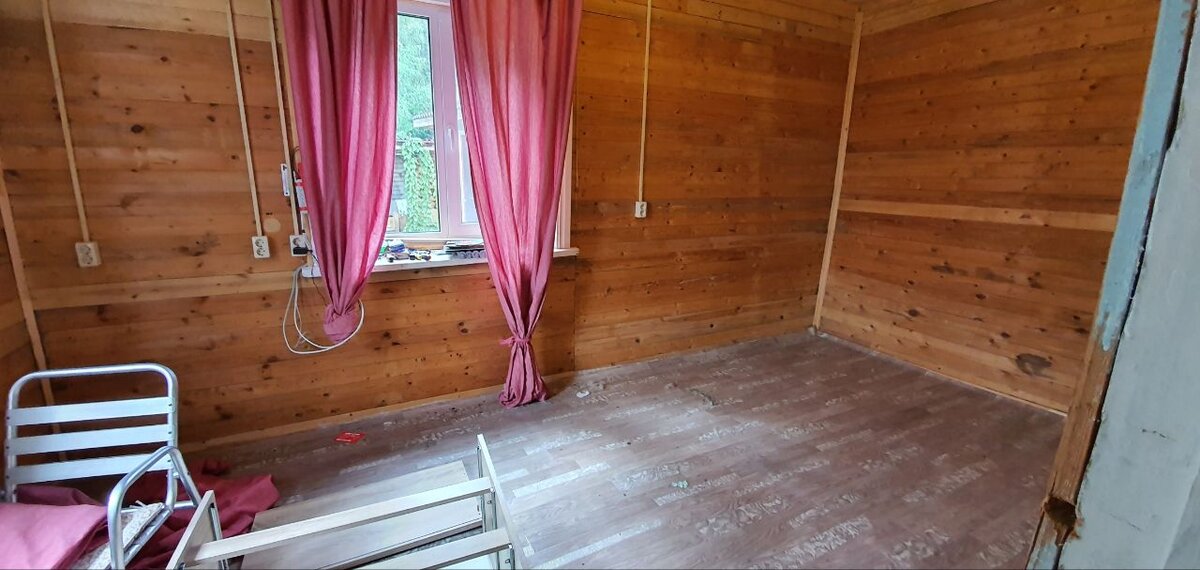 Из спальни уже все вынесли. Осталось снять линолеум. Фото Таша Муляр