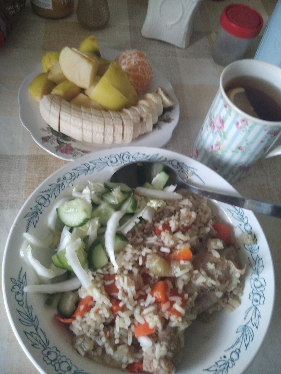 Плов ,салат с огурцом и пекинкой ,чай с лимоном на ужин