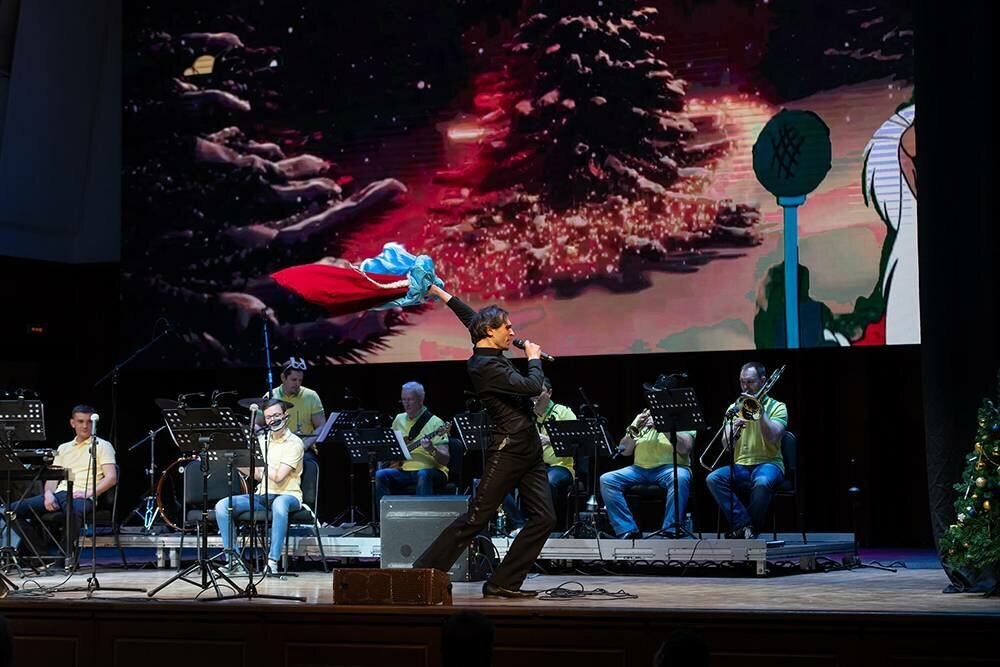 В филармонии мы познакомились со многими замечательными коллективами: ансамблем медных духовых инструментов «Сибирский брасс», Новосибирской хоровой капеллой, фольклорным ансамблем «Рождество», джаз-оркестром «Сибирский диксиленд». Источник: vk.com