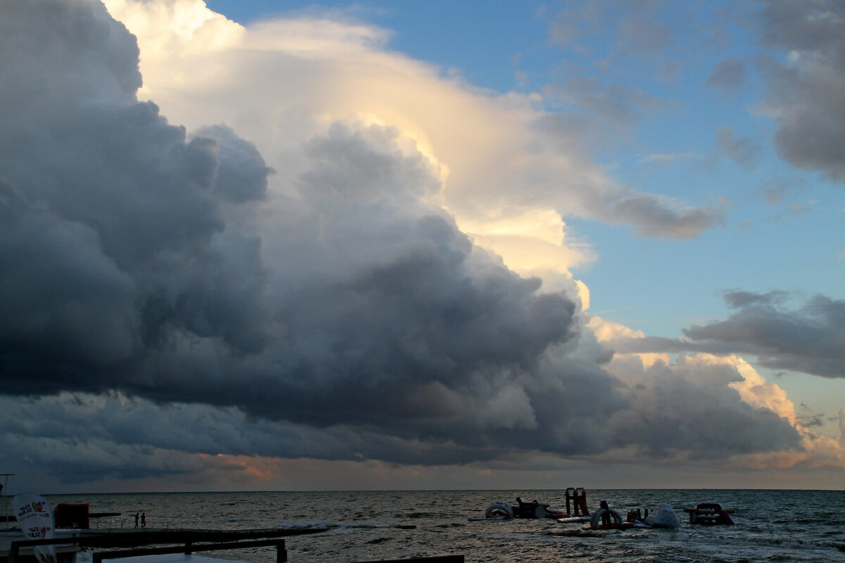 Чёрное море во время шторма, Приморский пляж. Фото автора