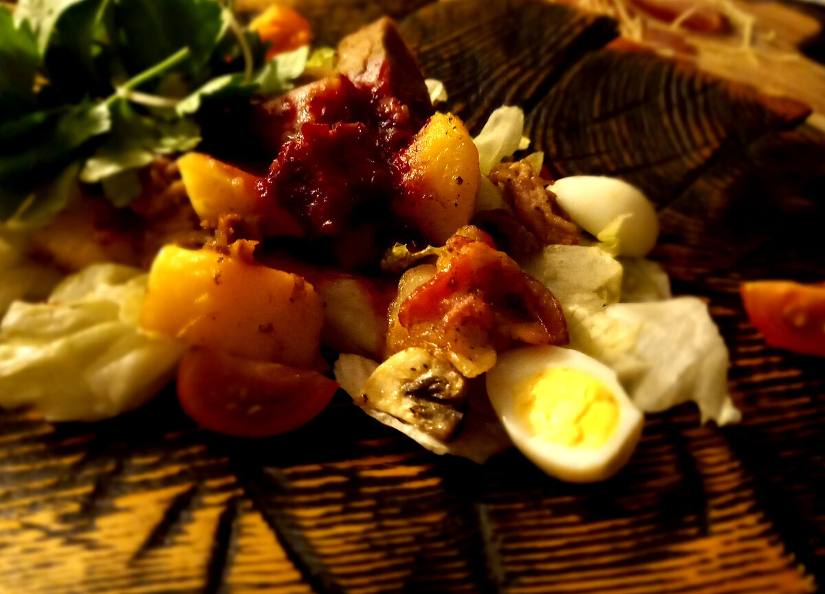 Так выглядел фирменный салат: дичь, брусничный соус, грибы, картошка, яйца... Сытно, но порция небольшая, так что в самый раз. 