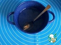     В горячую воду добавить соль, сахар, растительное масло, все перемешать.