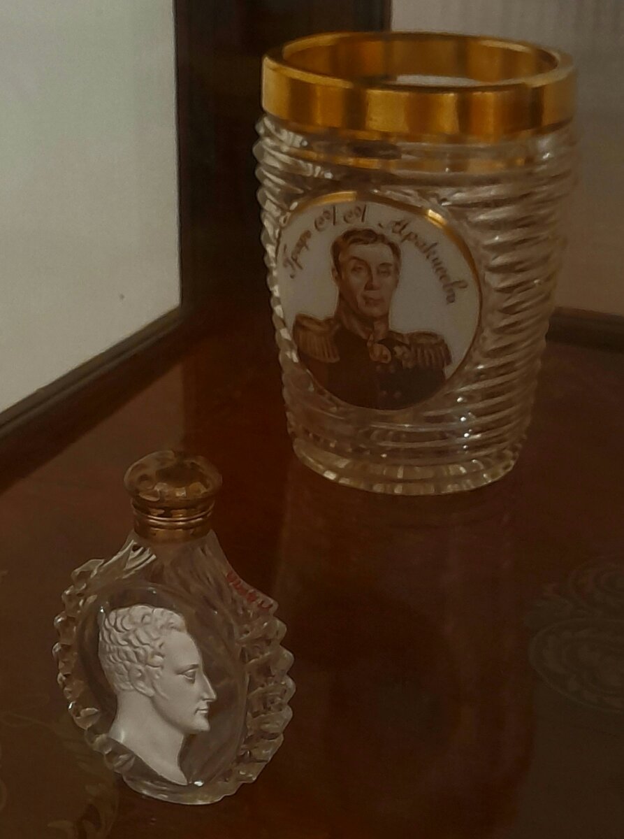 Стакан со вставкой из белого стекла с изображением Аракчеева и флакон с профилем Александра I, "Музей коллекционеров", Петергоф. Фото автора.
