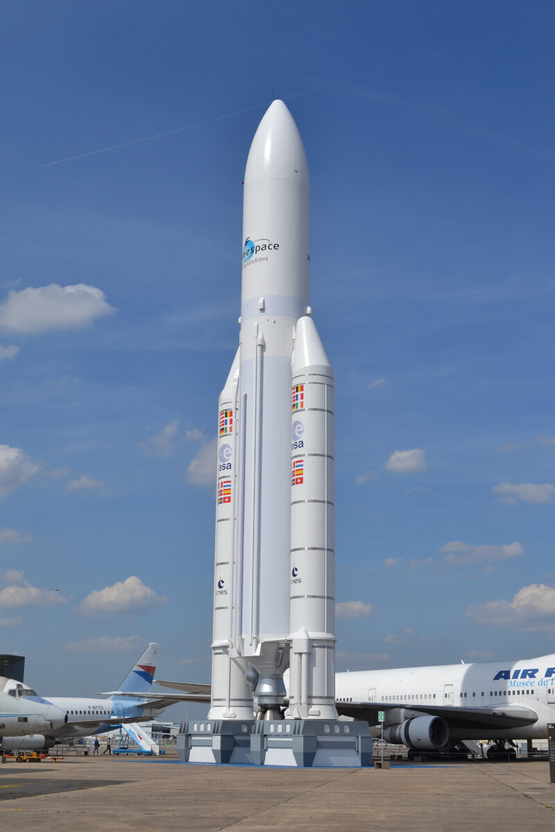 Ракета-носитель «Ариан» 5 на открытой площадке Музея авиации и космонавтики Ле-Бурже. Фото: С.Г. Мороз