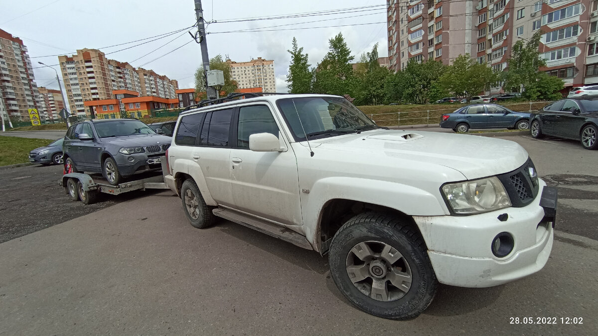 На фото - Nissan Patrol Y61, BMW X3