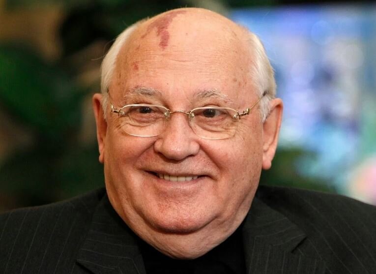 13 августа 1990 года Горбачев издал указ о реабилитации жертв сталинских репрессий