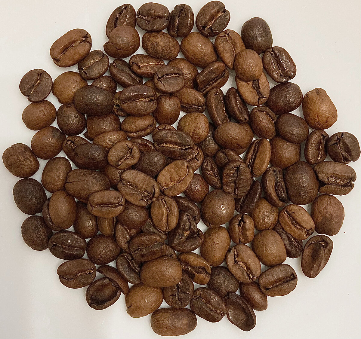 F1 - созданный в лаборатории гибрид, первое дочернее поколение потомства (об этом говорит цифра в названии) явно различных родительских типов. Это может быть смесь к примеру, катурры и батиана, или типики и Ruiru11. Какие разновидности использовались здесь - сказать сложно. Важен тот факт, что это первое поколение гибрида, и как правило, оно наиболее стабильно по качеству, и с ним можно проводить эксперименты, что и сделал фермер Иван Солис.