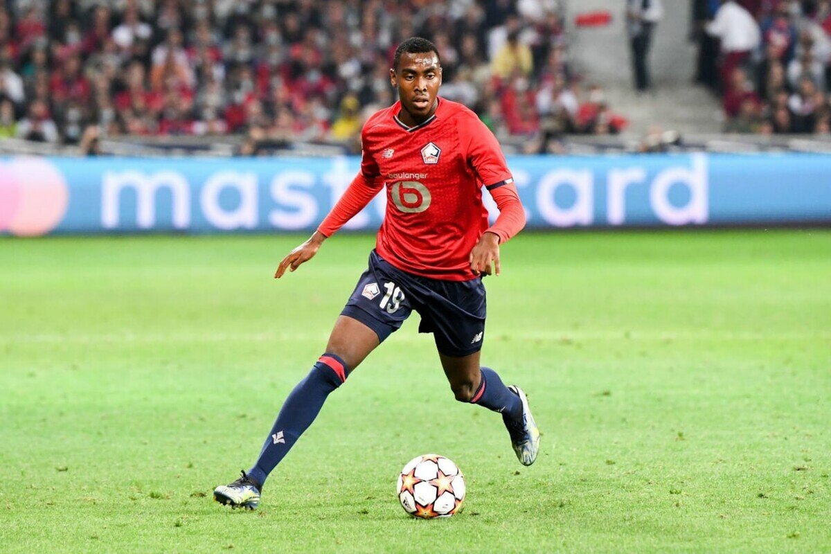 Исаак Лихаджи в игре за французский "Лилль"