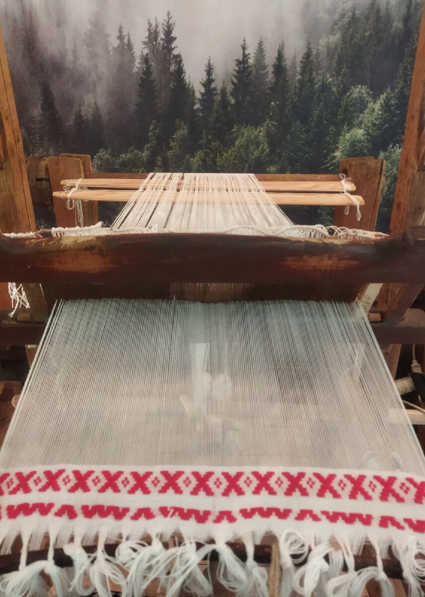 Нас уже ждали заправленные ткацкие станки. Один из них.