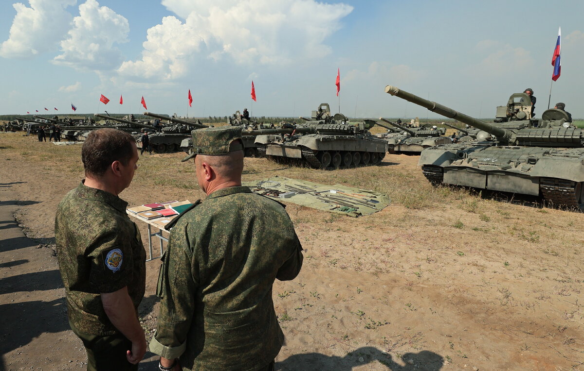    Заместитель председателя Совета безопасности РФ Дмитрий Медведев (слева)  Екатерина Штукина/POOL/ТАСС