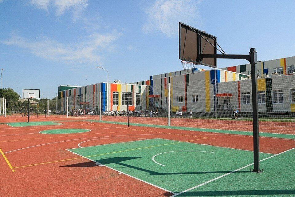     У школьников не только новое здание, но и современные спортплощадки. Фото: администрация Волгоградской области.