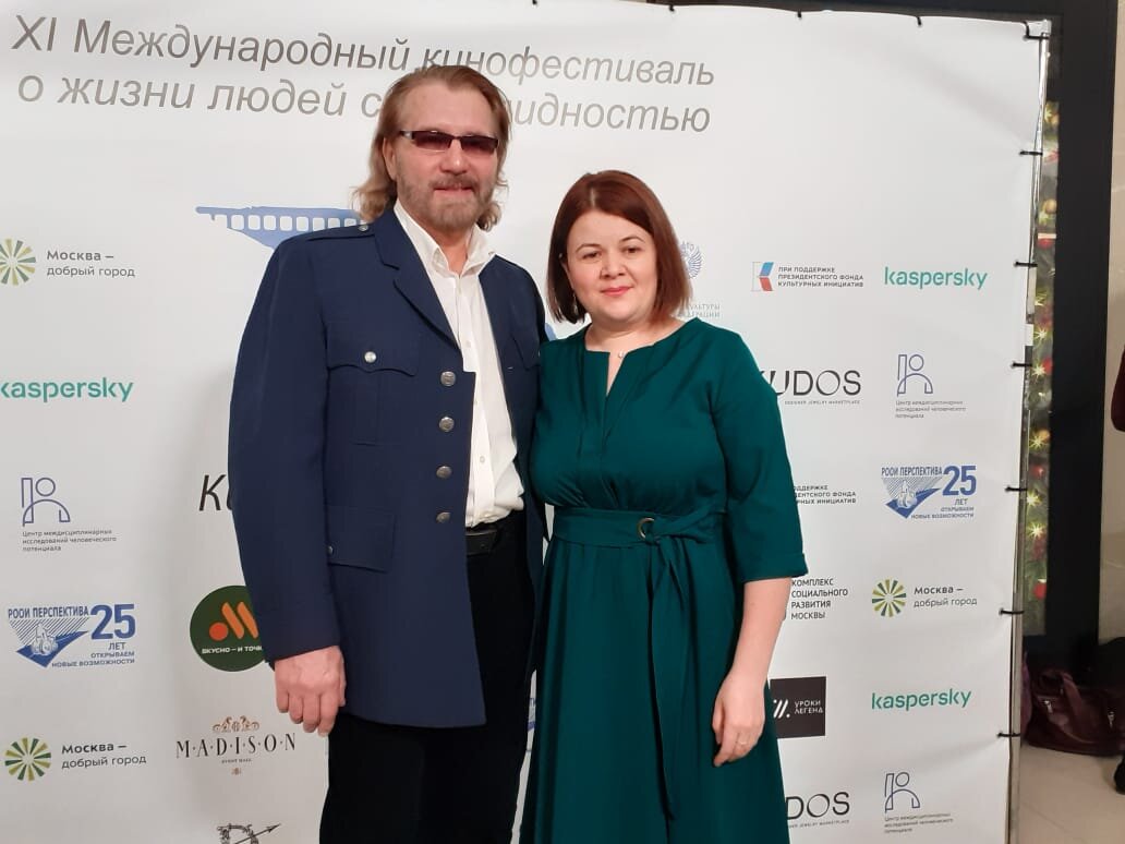    Член жюри, режиссер и актер Александр Гениевский и сурдопереводчик. Фото: Людмила Полонская