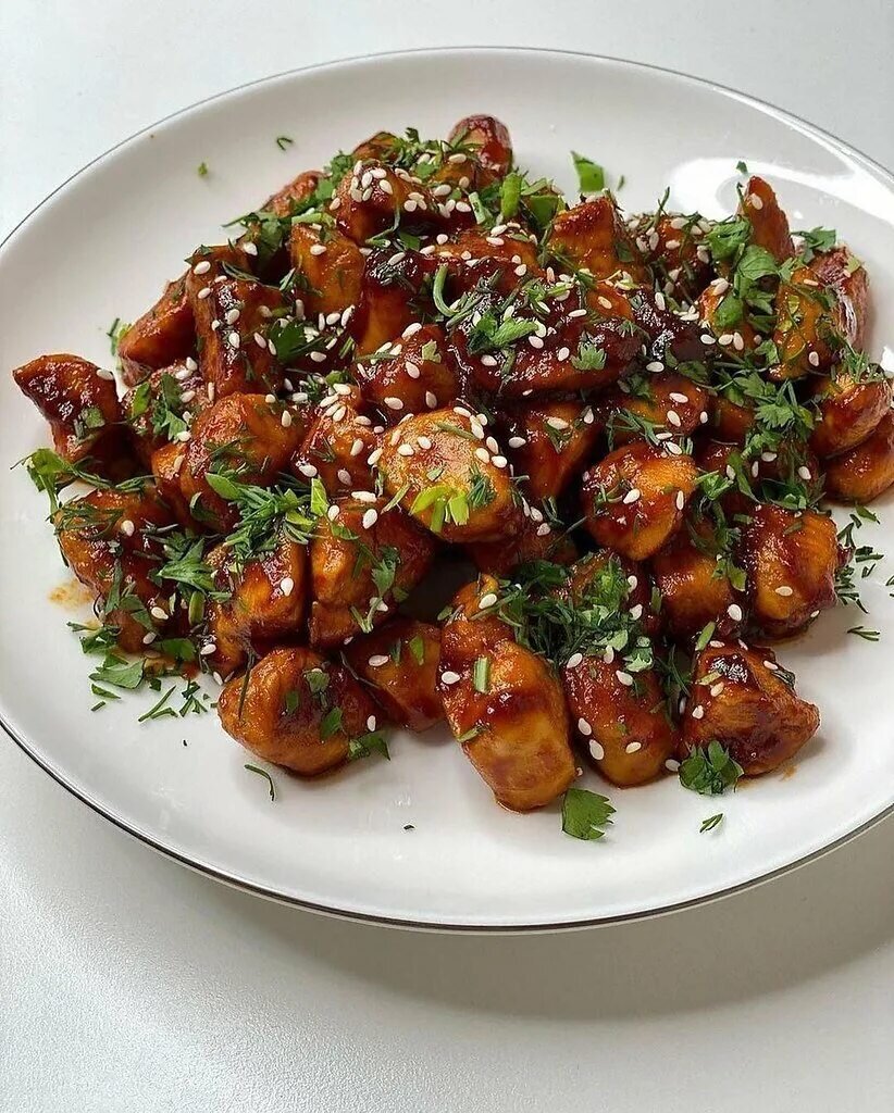 Терияки — это японская техника, обжаривание с глазированием: «тери» — это «блеск», а «яки» — жарить. Продукт в итоге должен приобрести карамельный блеск, который дает ему маринад из соевого соуса, саке (или мирина) и сахара. Для простоты можно использовать магазинный соус терияки — это специальный соус для техники терияки, в который уже входят все нужные ингредиенты.