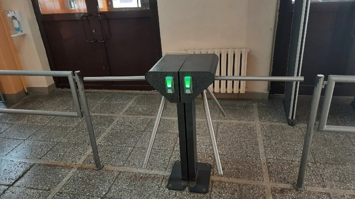     После нескольких инцидентов в учебных заведениях, где жертвами стали дети, к безопасности школьников и студентов стали предъявлять больше требований. NewsNN выяснил, сколько средств готовы потратить нижегородские вузы на охрану и кому ее доверяют.