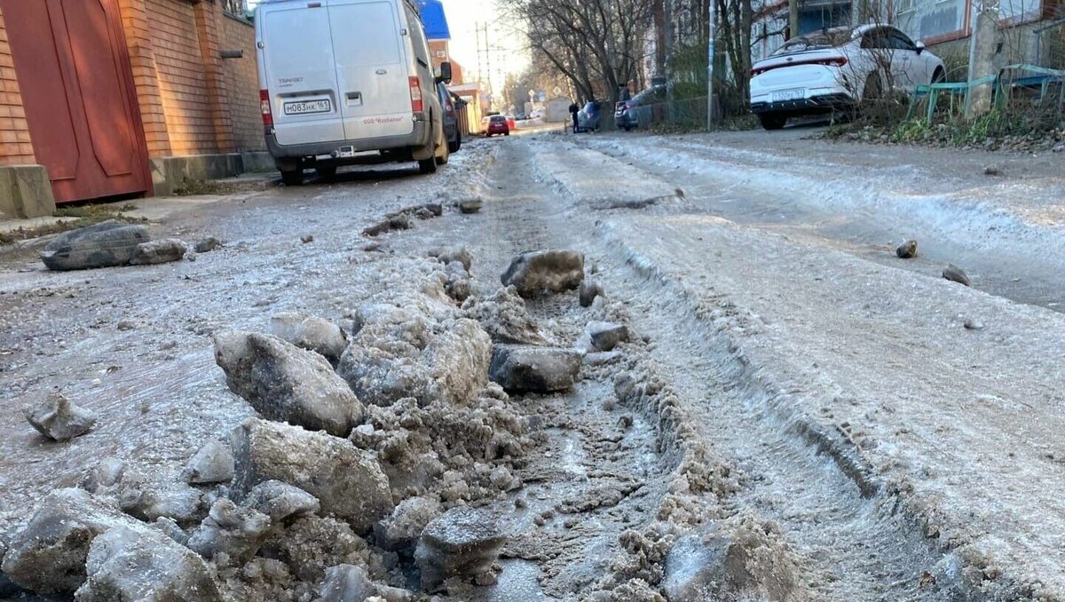     В Ростове-на-Дону замерзла грязь на дороге по улице 50-летия Ростсельмаша, что мешает проезду водителей, сообщили горожане в соцсети «ВКонтакте».