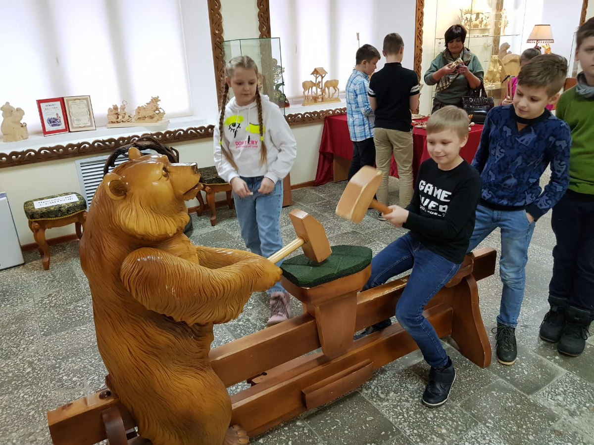 Богородская компания. Резчики Богородской фабрики. Богородская фабрика художественной резьбы по дереву Сергиев Посад. Музей фабрика Богородское. Богородское музей деревянной игрушки экскурсия.