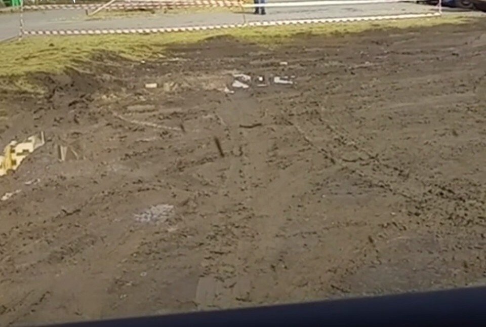    Дети пачкают обувь. Фото: скриншот видео