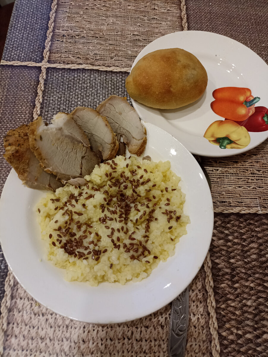 Пшеная каша с запеченым мясом. Чай с пирожком. 