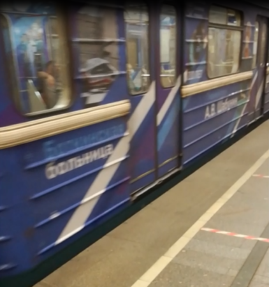 Поезд курсирует по Замоскворецкой линии (зеленой) метро города Москвы..