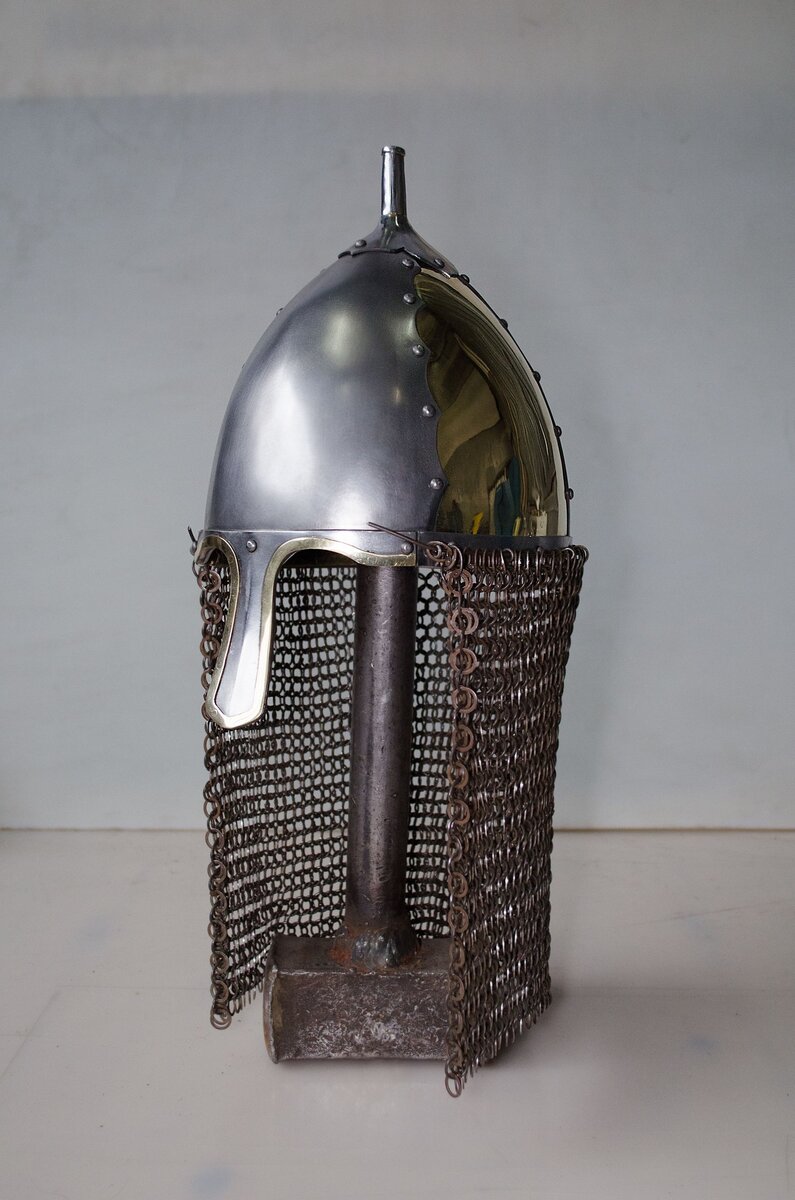 Шлем из Райковецкого городища (современная реконструкция) работы мастера Александра Панаскина