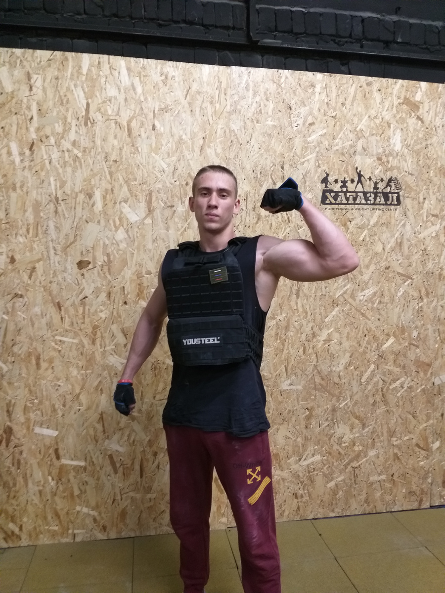 Ну а перед вами я, автор канала, спортсмен и специалист по спортивному питанию. Моя текущая форма