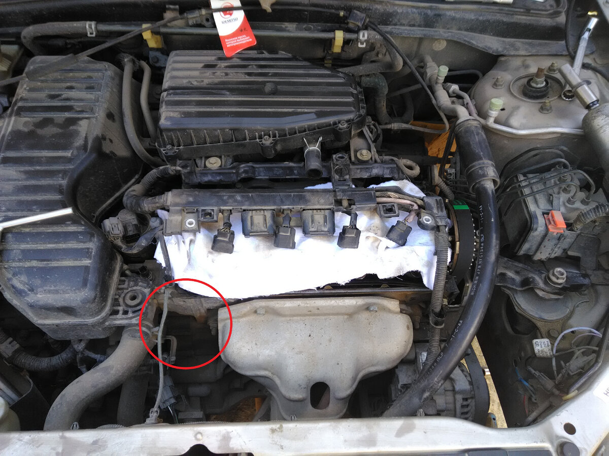 Это не относится только к Civic 7 поколения, а ко всем машинам с моторами D серии на VTEC.  Появляется запотевание в районе верхнего патрубка радиатора, на стыке коробки и ДВС. Поначалу это просто масленое пятно которое перерастает в течь, многие сразу меняют прокладку клапанной крышки, или пластиковую заглушку которая стоит на том месте где раньше был трамблер. 
