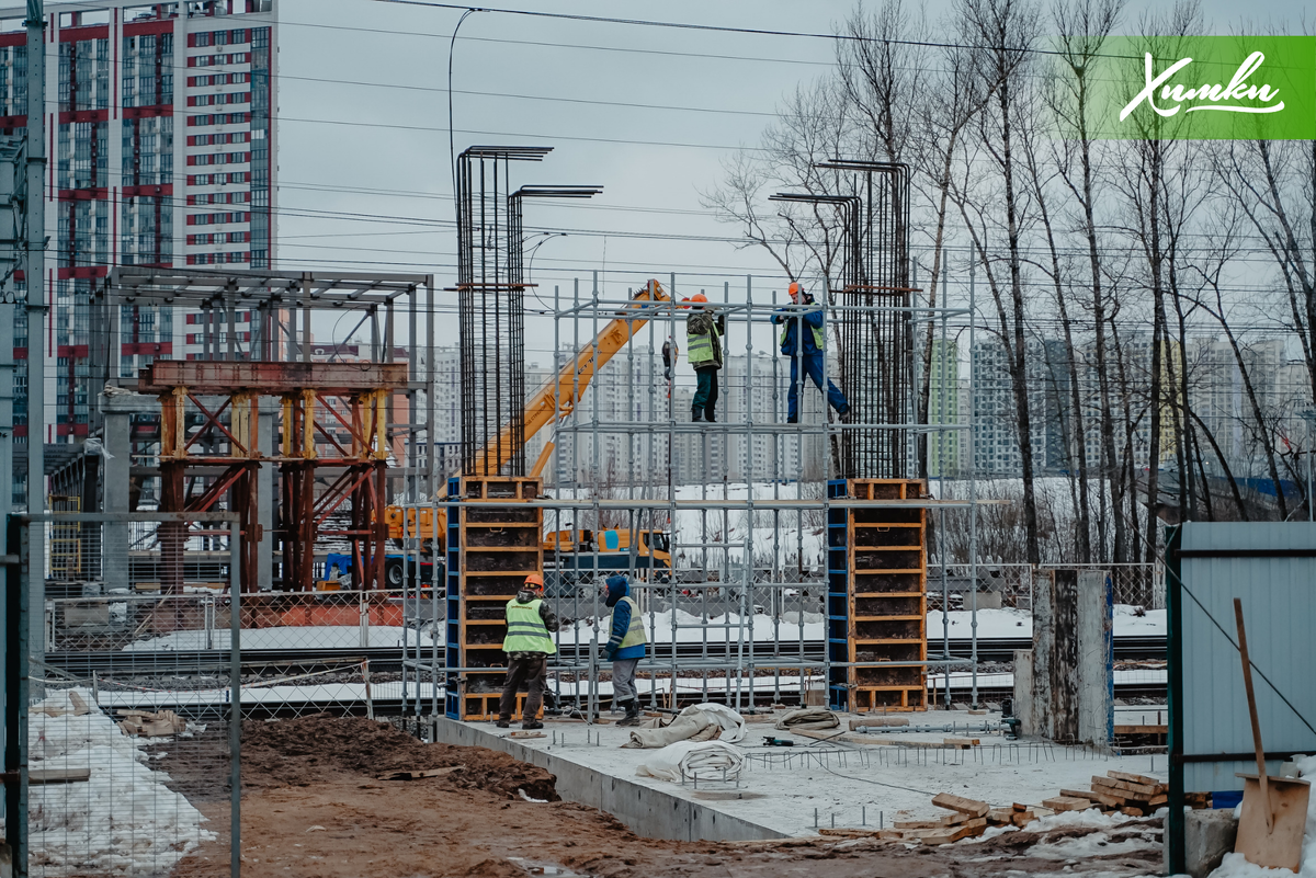 Открылся переход. Житель постройка. Работа на стройке. Строительство сооружений. Мост через ЖД В Химках Солнечная система.