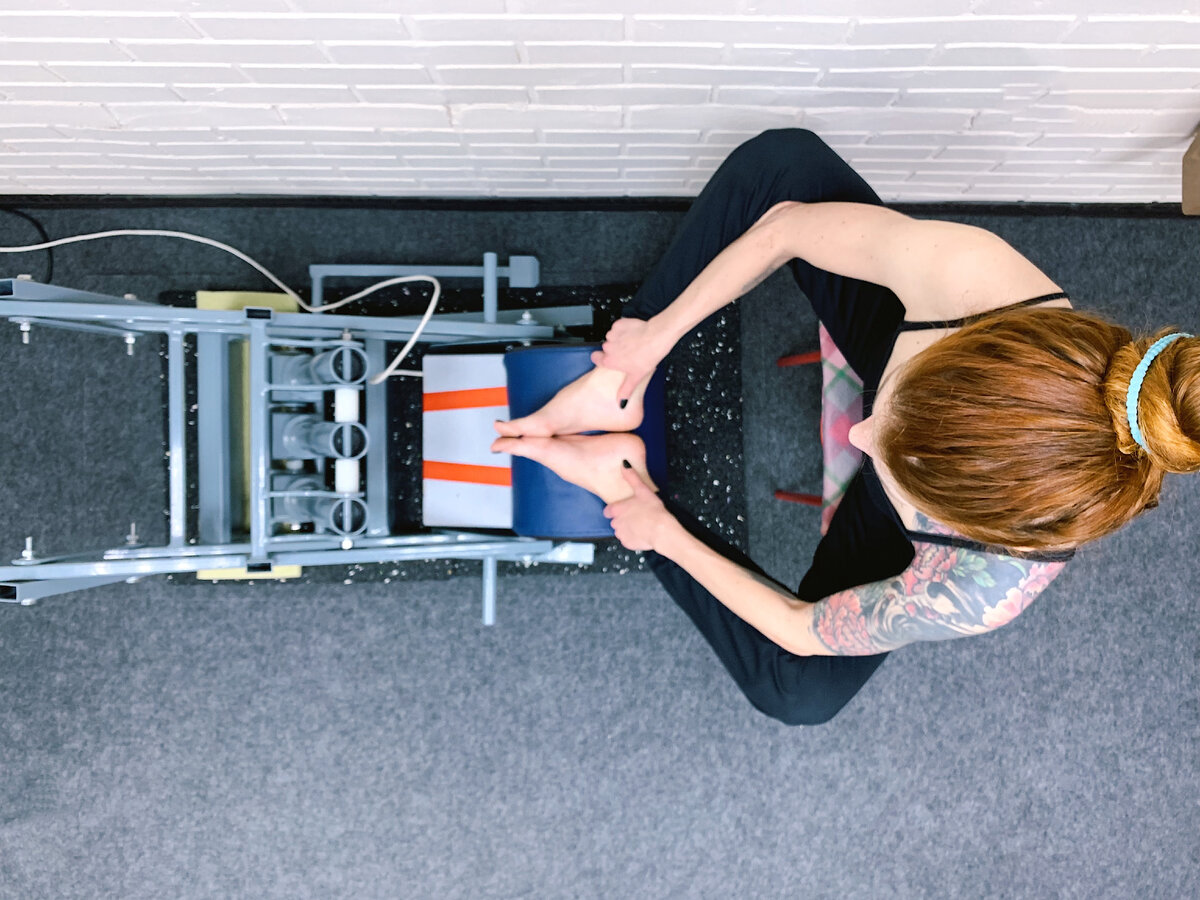 Растяжка поперечного шпагата в студии