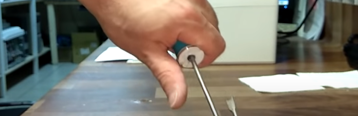 Просовываем провололку в отверстие для штифта