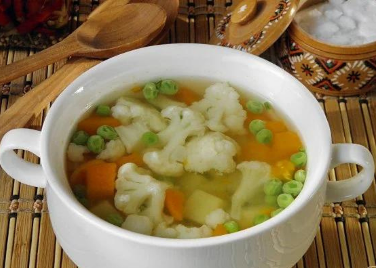 Рецепт супа из цветной капусты постный. Овощной суп с горошком. Суп с цветной капустой и зеленым горошком. Овощной суп с капустой. Овощной суп с цветной капустой.