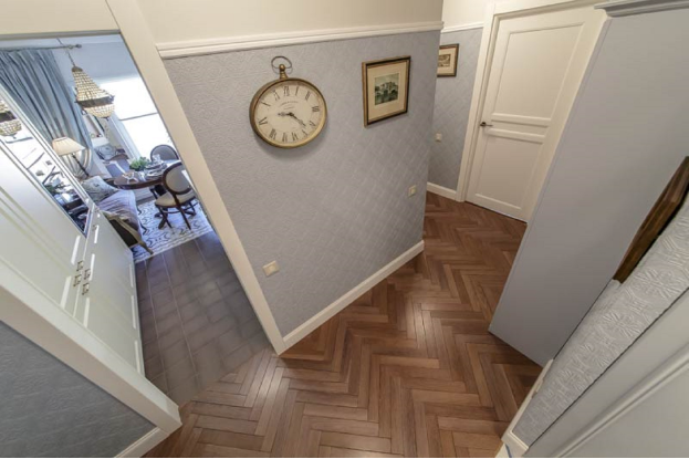 Светлый вариант дверей, наличников и плинтусов всегда выглядит нарядно и хорошо освежает интерьер